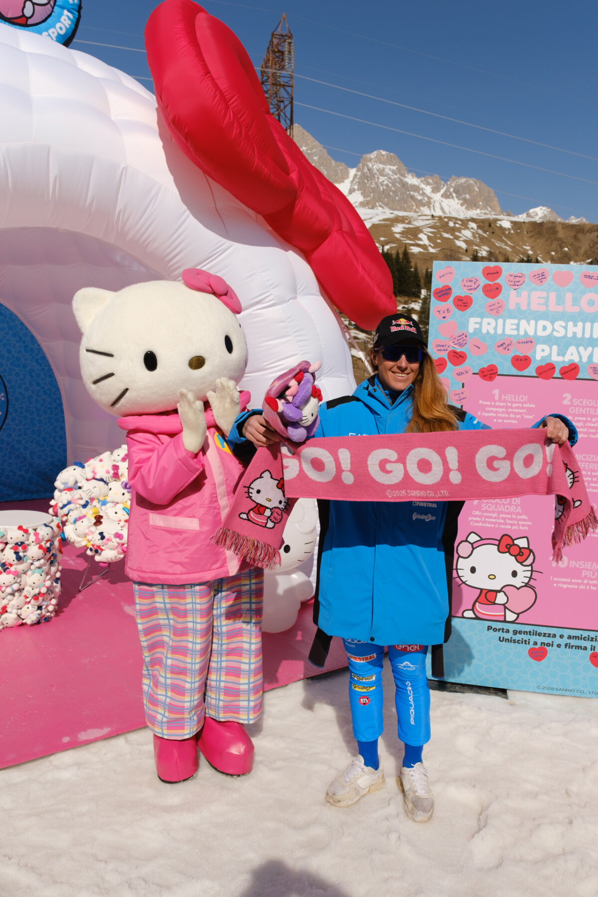 Hello Kitty e Sofia Goggia insieme in Val di Fassa: ecco come lo sci diventa un messaggio di amicizia