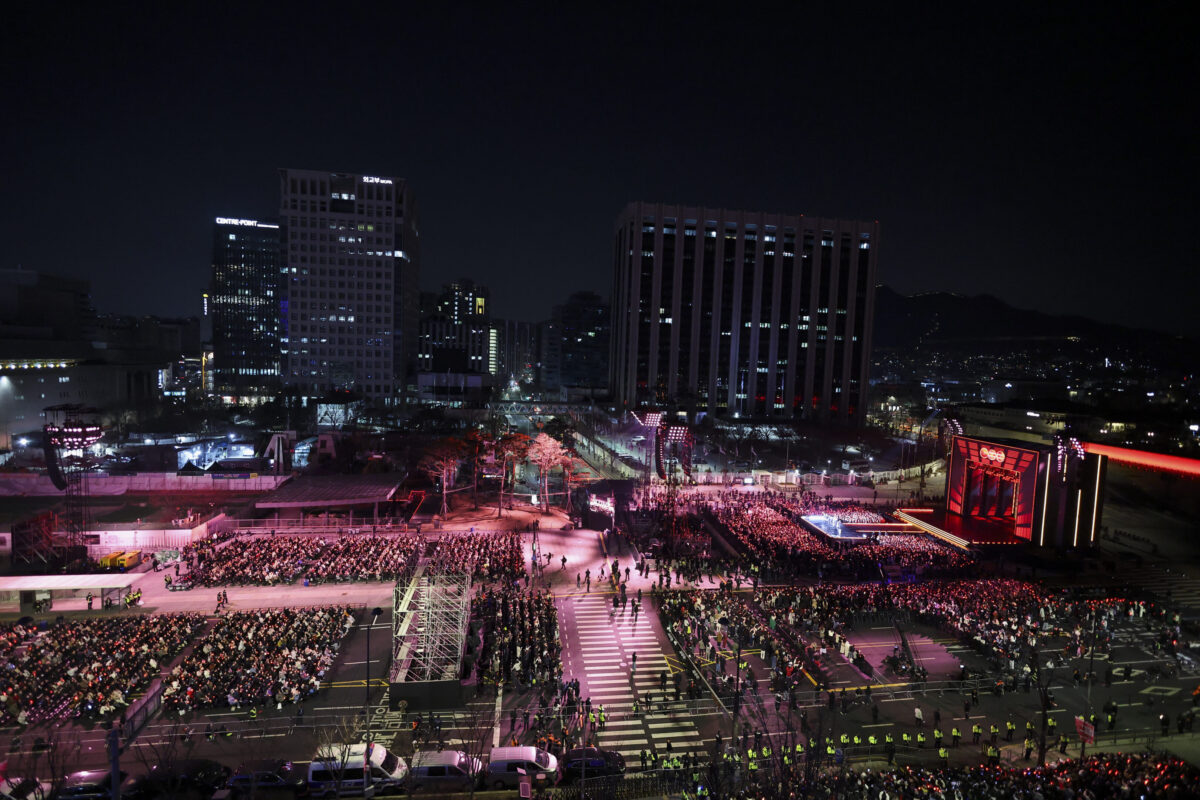 BTS a Seoul, dentro la piazza: Gwanghwamun si ferma. È da qui che ricomincia il K-pop