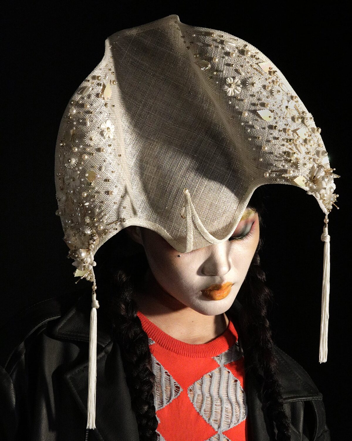 The Queen’s Hat: la mostra che celebra l’arte del cappello contemporaneo a Milano