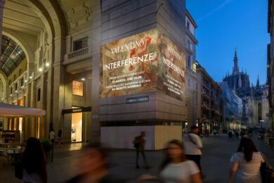 Valentino trasforma la città in passerella con “Interferenze” tra Roma Milano e Napoli