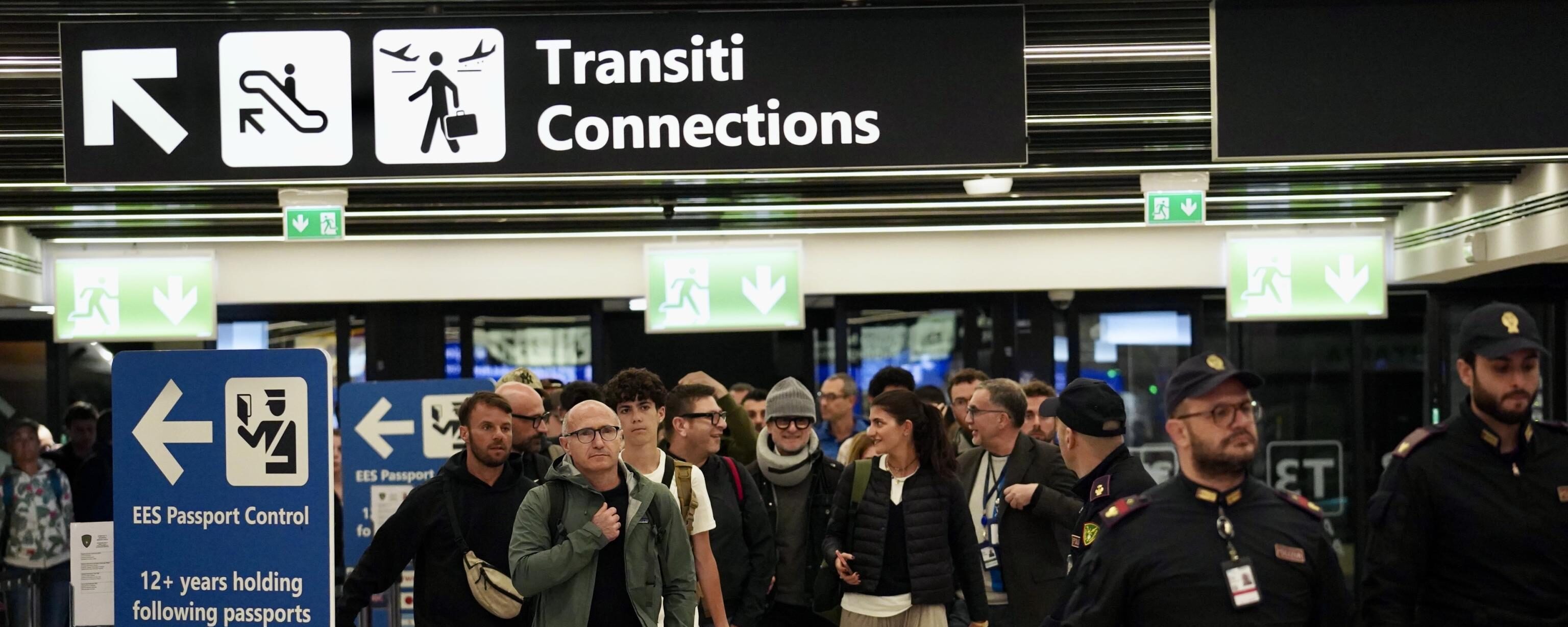 Caos nel Golfo: oltre 70 mila italiani bloccati, arrivano task force e voli speciali per riportarli a casa Caos nel Golfo: oltre 70 mila italiani bloccati, arrivano task force e voli speciali per riportarli a casa