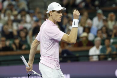 Sinner vince la battaglia con Fonseca e litiga pure con due tifosi