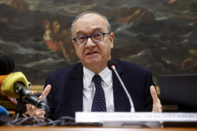 Carta docente 2026, il bonus scende a 383 euro: più insegnanti ma meno soldi. E scoppia la polemica