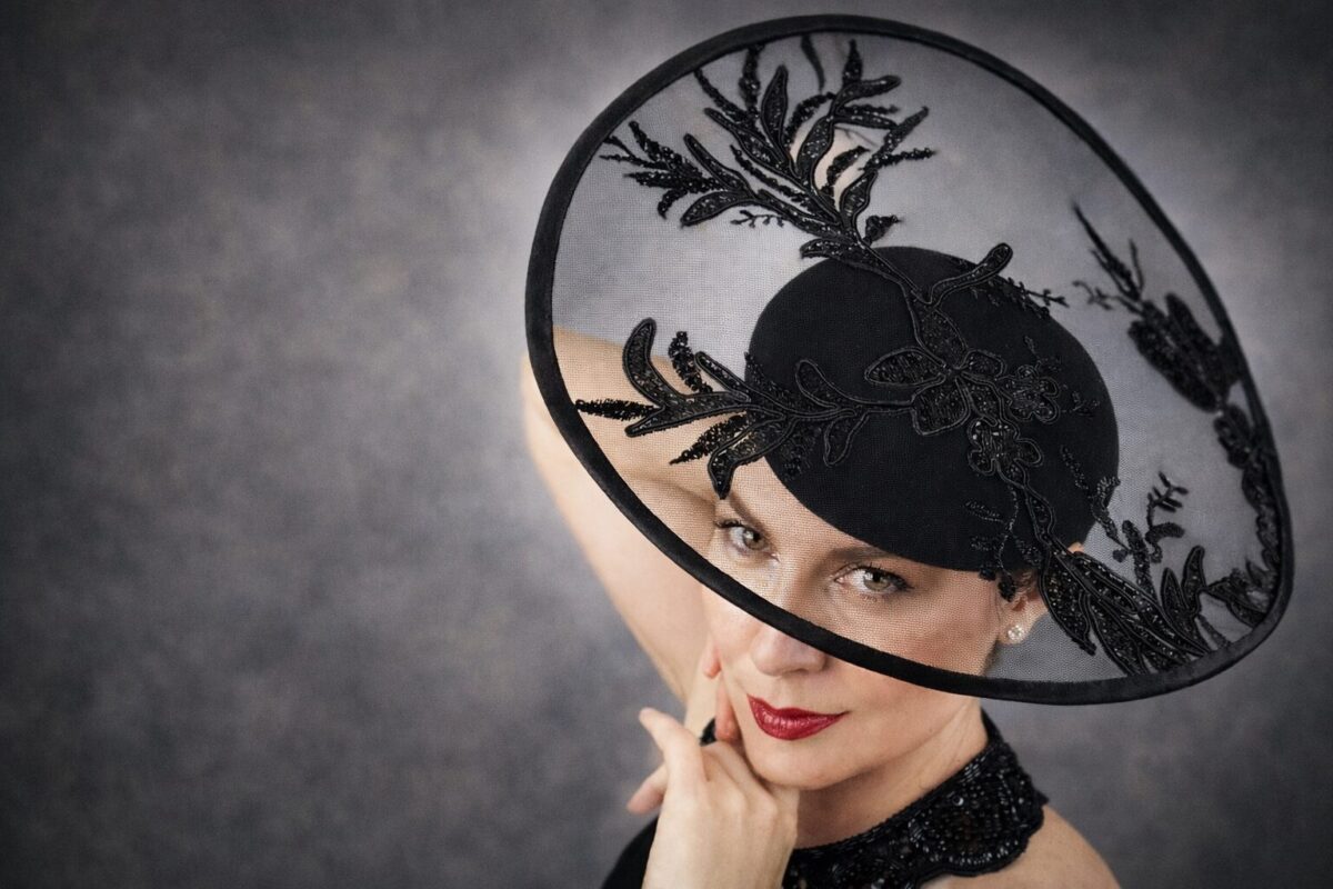 The Queen’s Hat: la mostra che celebra l’arte del cappello contemporaneo a Milano