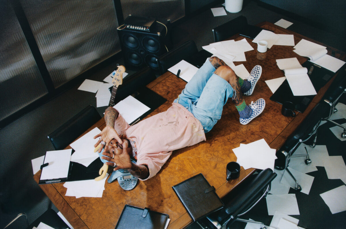 Le Vans Authentic compiono 60 anni e tornano con la campagna “Off The Wall” con SZA e Travis Barker