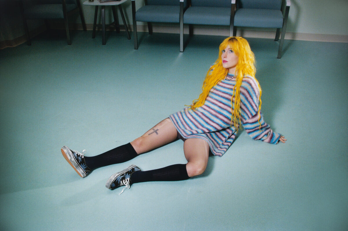 Le Vans Authentic compiono 60 anni e tornano con la campagna “Off The Wall” con SZA e Travis Barker