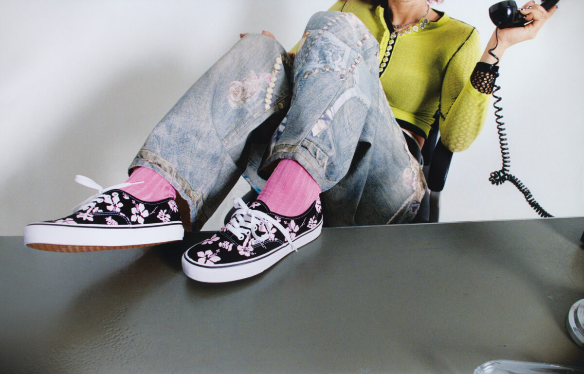 Le Vans Authentic compiono 60 anni e tornano con la campagna “Off The Wall” con SZA e Travis Barker