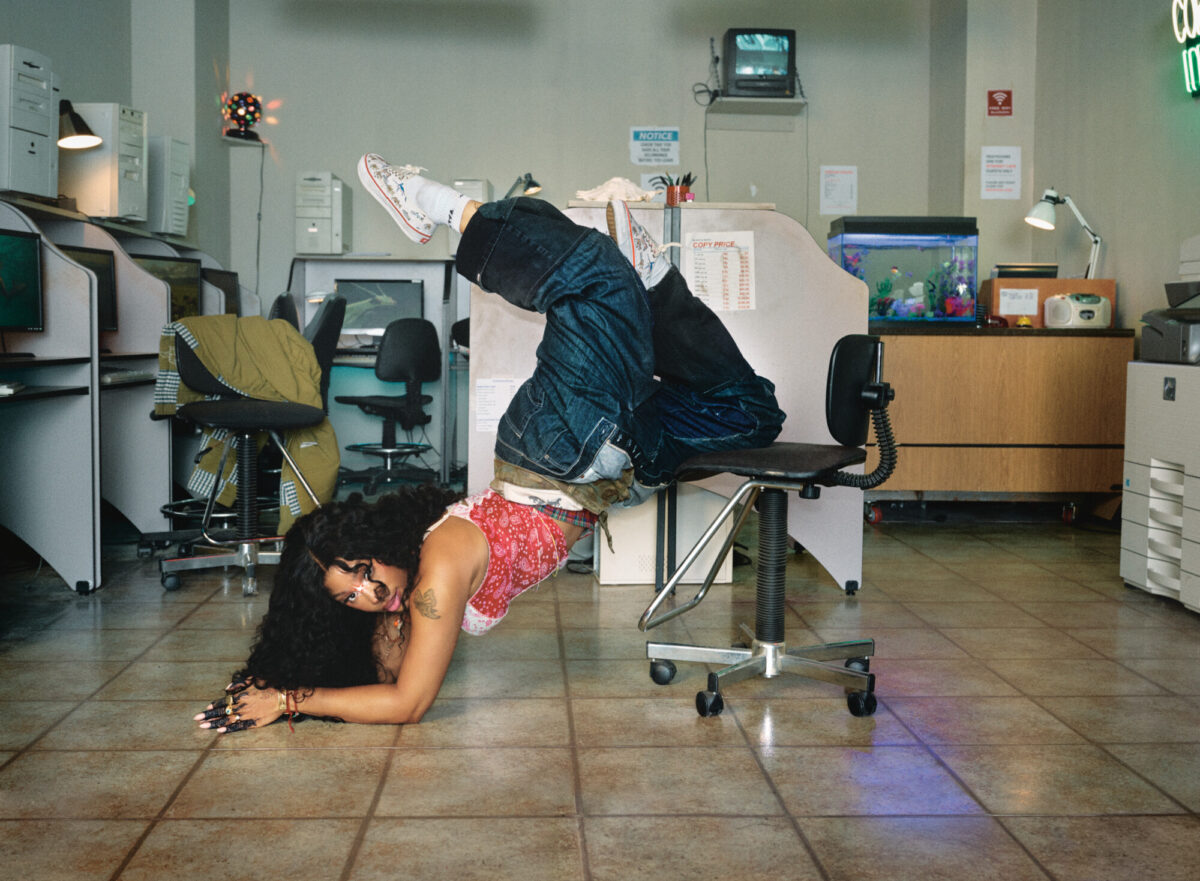 Le Vans Authentic compiono 60 anni e tornano con la campagna “Off The Wall” con SZA e Travis Barker