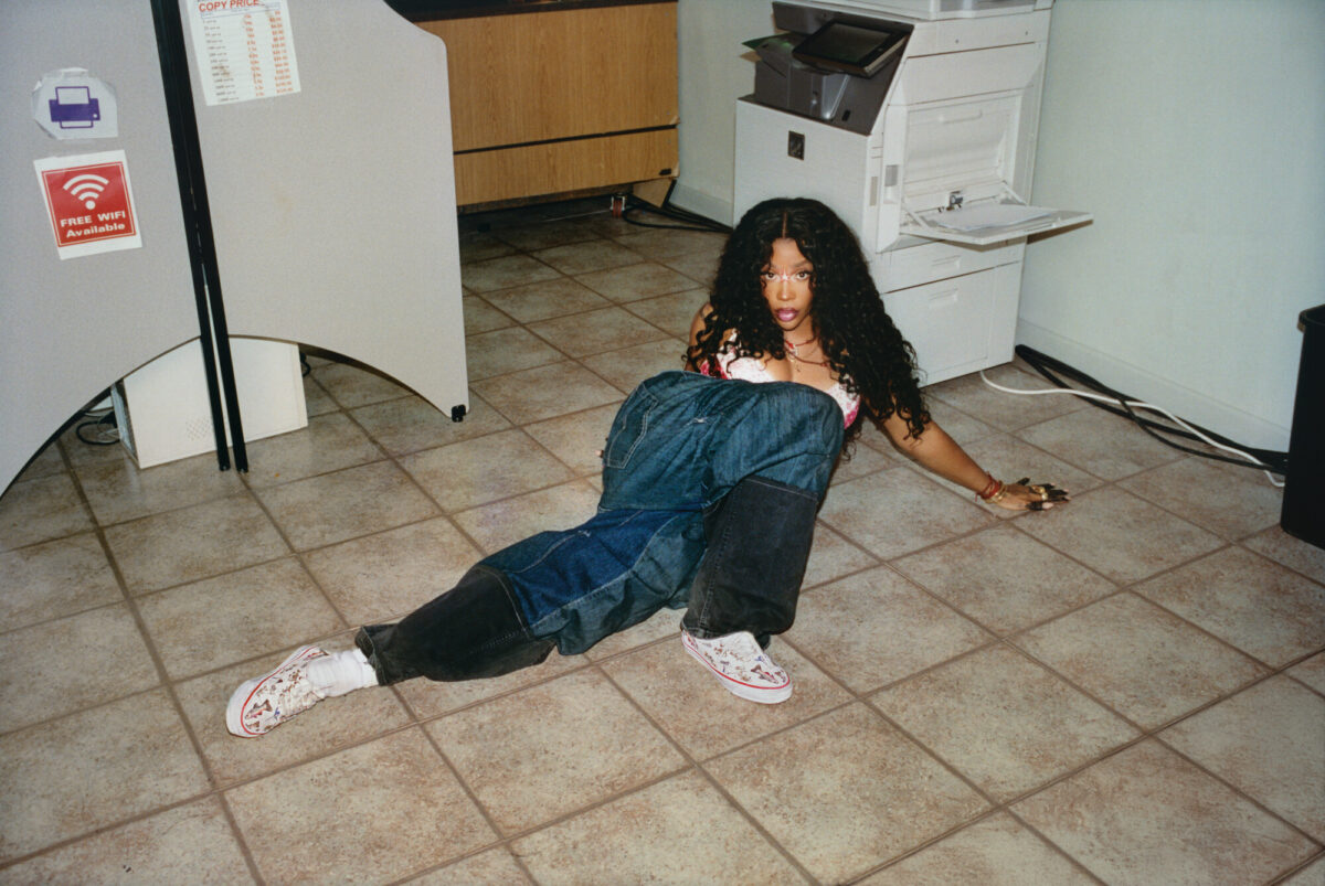 Le Vans Authentic compiono 60 anni e tornano con la campagna “Off The Wall” con SZA e Travis Barker