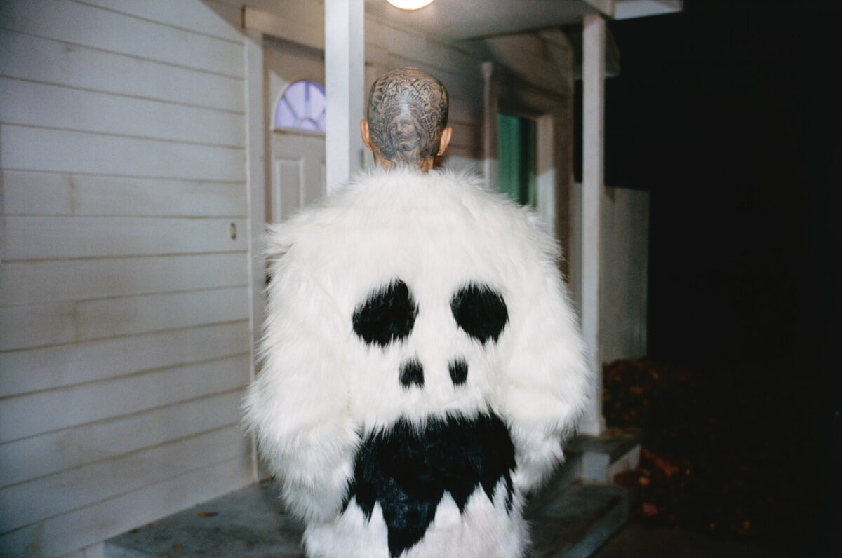 Le Vans Authentic compiono 60 anni e tornano con la campagna “Off The Wall” con SZA e Travis Barker