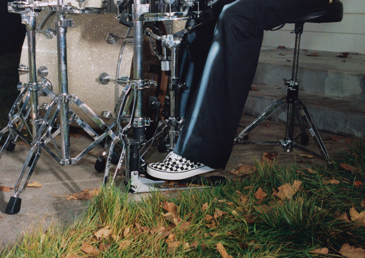 Le Vans Authentic compiono 60 anni e tornano con la campagna “Off The Wall” con SZA e Travis Barker