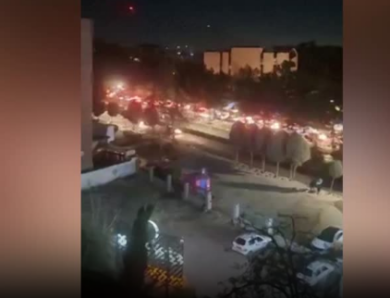 Iran, festeggiamenti a Karaj dopo l’annuncio della morte di Khamenei