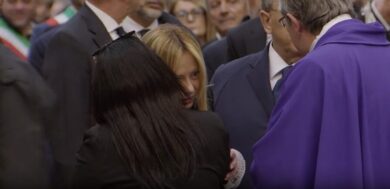 Bambino morto dopo trapianto di cuore, l’abbraccio tra Meloni e la mamma ai funerali