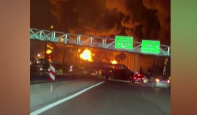 Iran, raid su cinque impianti petroliferi: maxi incendio a Teheran