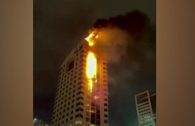 Attacco con droni a Kuwait City, torre di un edificio governativo in fiamme
