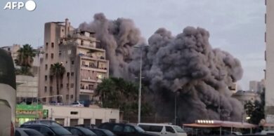 Nuovi attacchi israeliani a Beirut, crolla un edificio