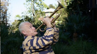 Flea: Honora è un viaggio personale oltre i Red Hot Chili Peppers