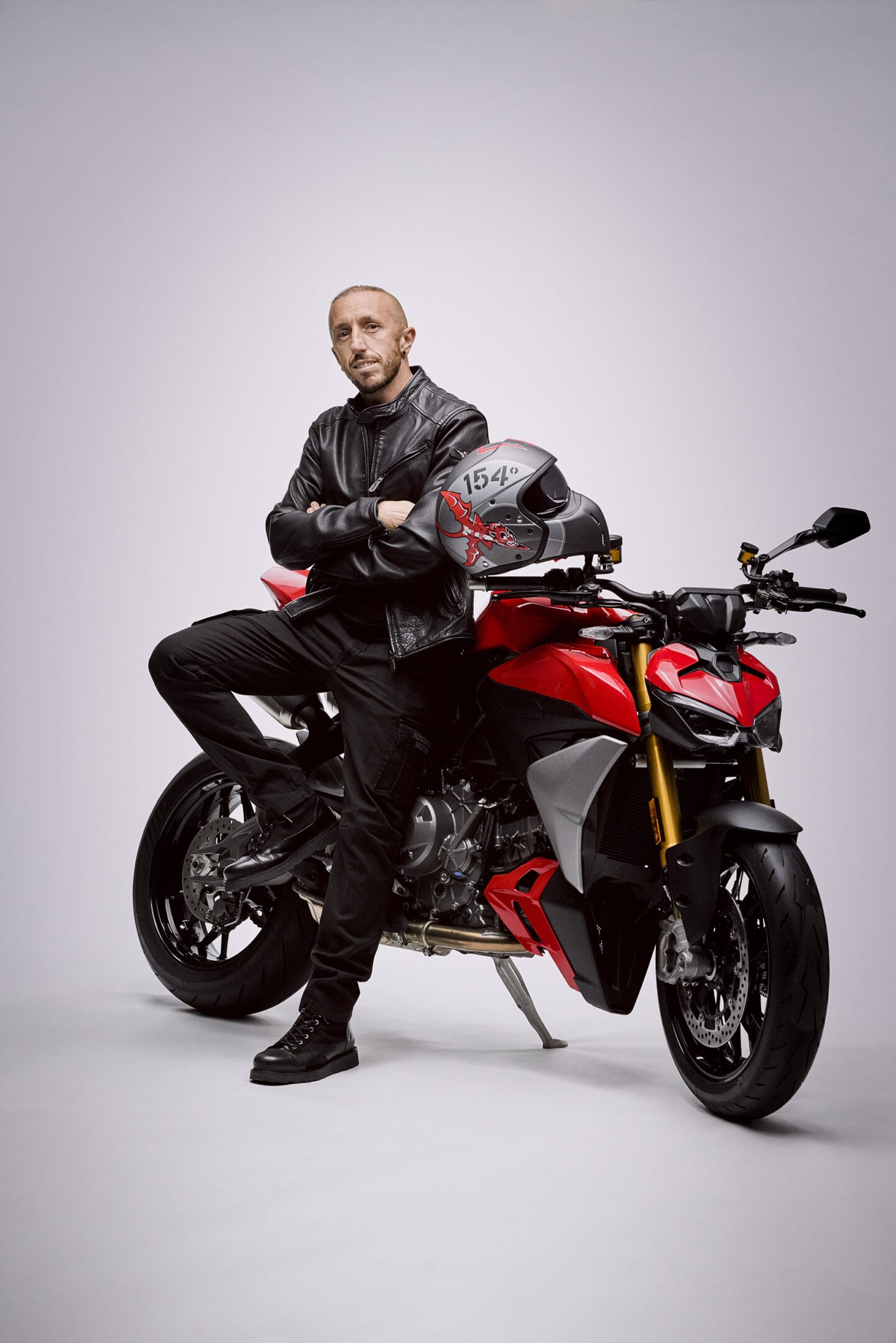 Antonio Cairoli insieme ad Aeronautica Militare per i caschi  