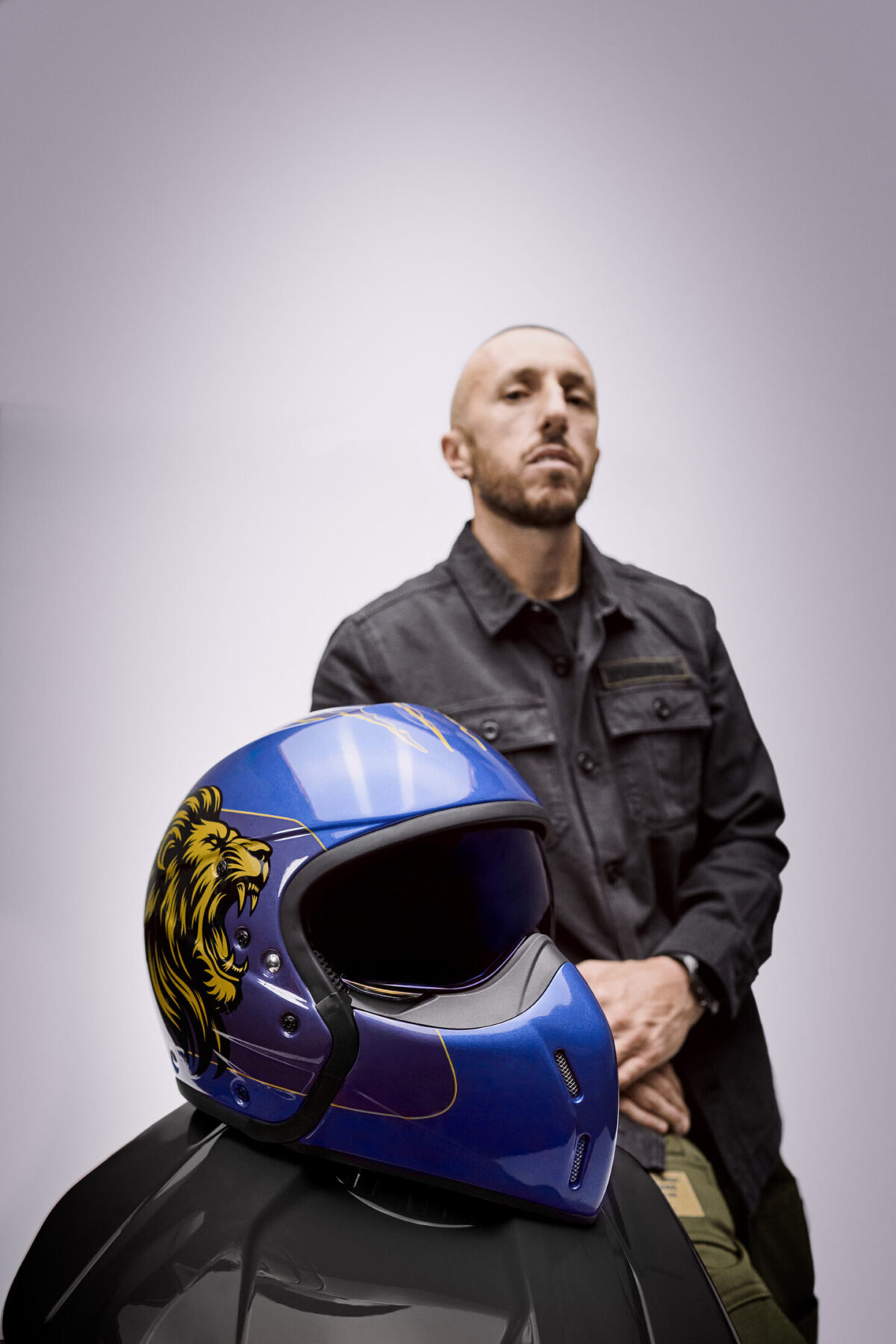 Antonio Cairoli insieme ad Aeronautica Militare per i caschi  