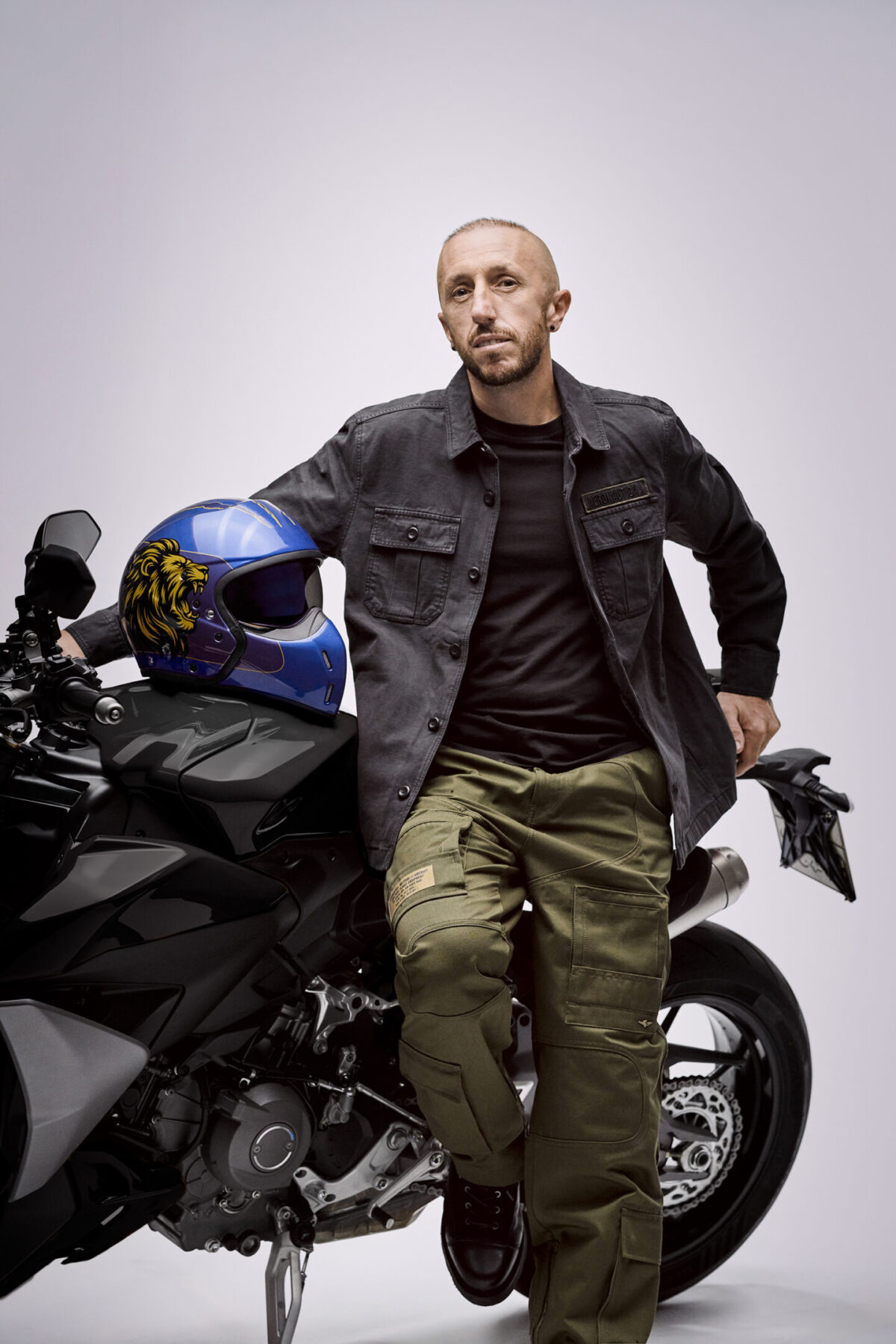 Antonio Cairoli insieme ad Aeronautica Militare per i caschi  