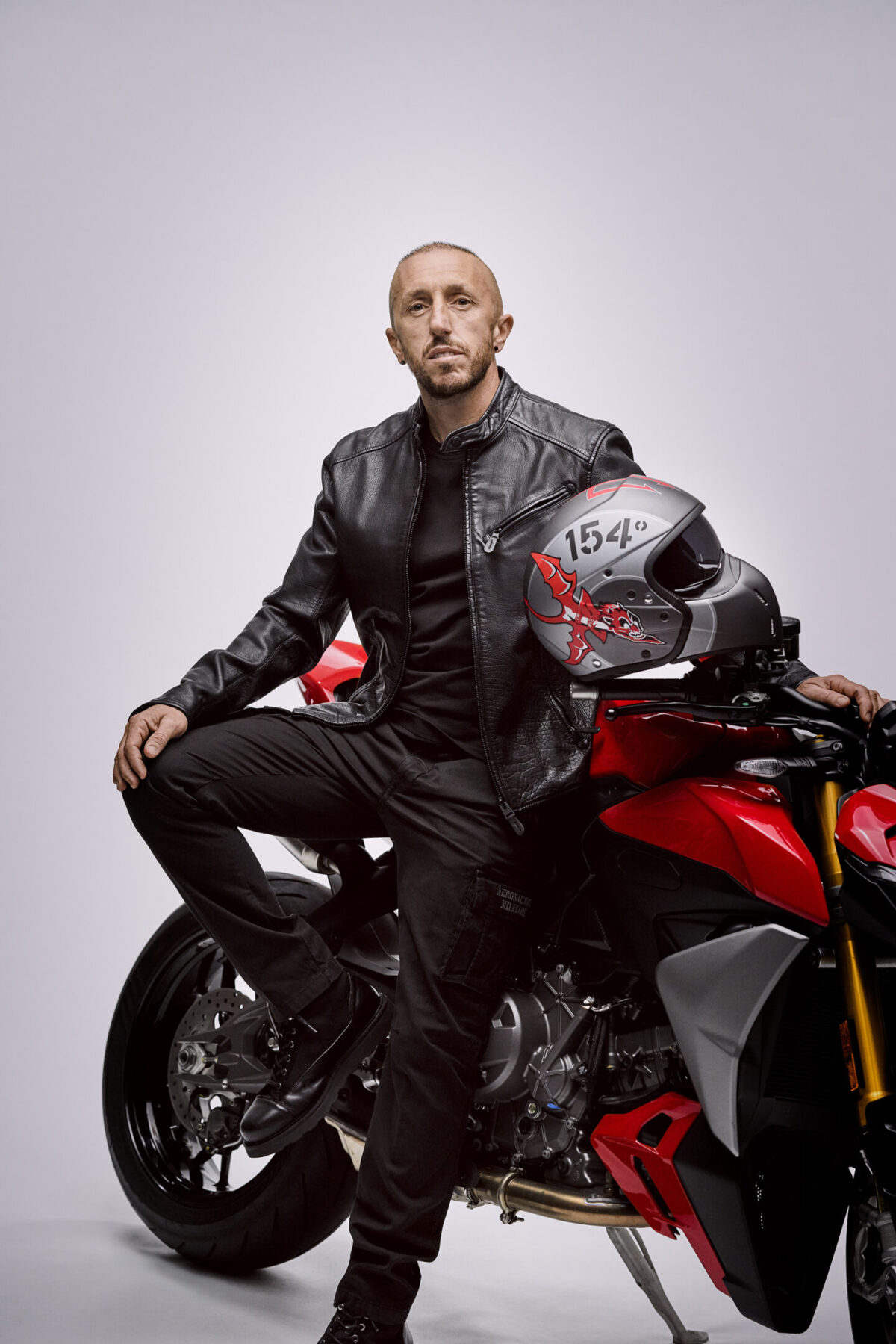 Antonio Cairoli insieme ad Aeronautica Militare per i caschi  