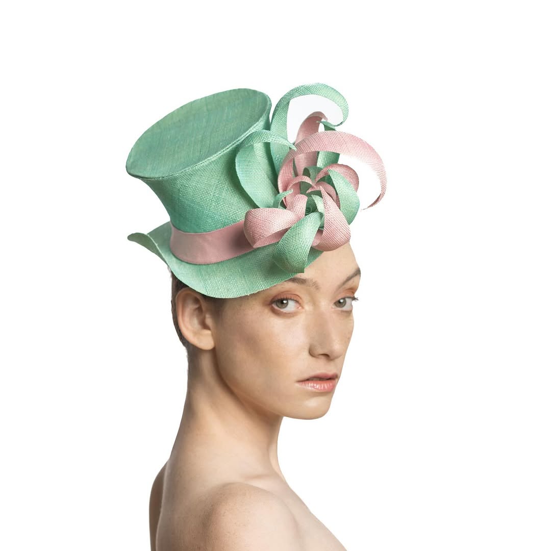 The Queen’s Hat: la mostra che celebra l’arte del cappello contemporaneo a Milano