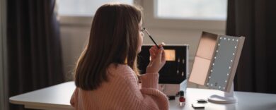 Bambine schiave del trucco: l’ossessione per l’anti-age a 10 anni