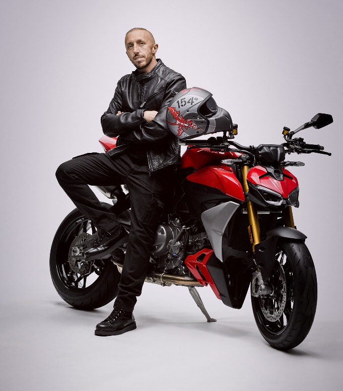 Antonio Cairoli insieme ad Aeronautica Militare per i caschi  