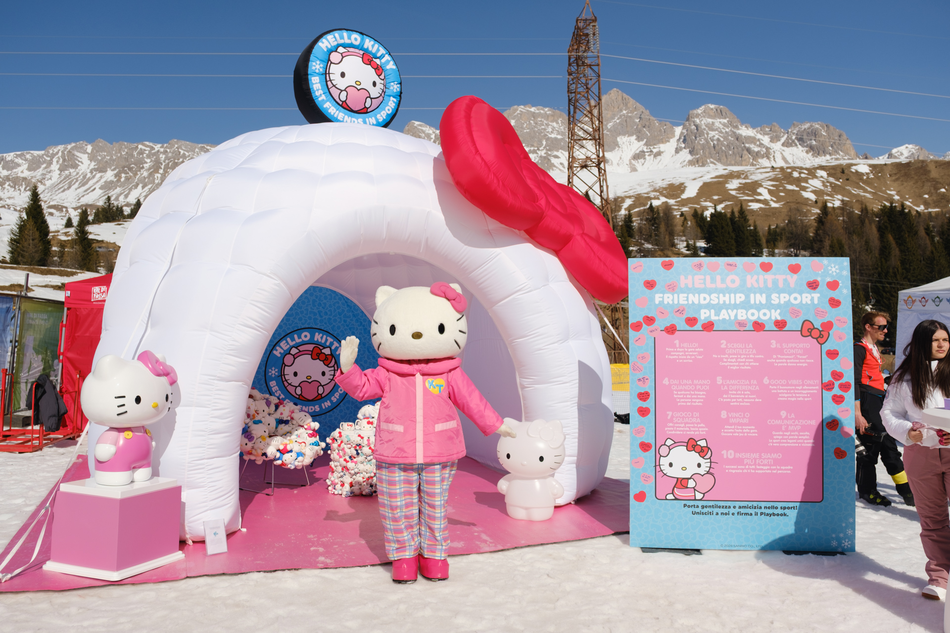 Hello Kitty e Sofia Goggia insieme in Val di Fassa: ecco come lo sci diventa un messaggio di amicizia
