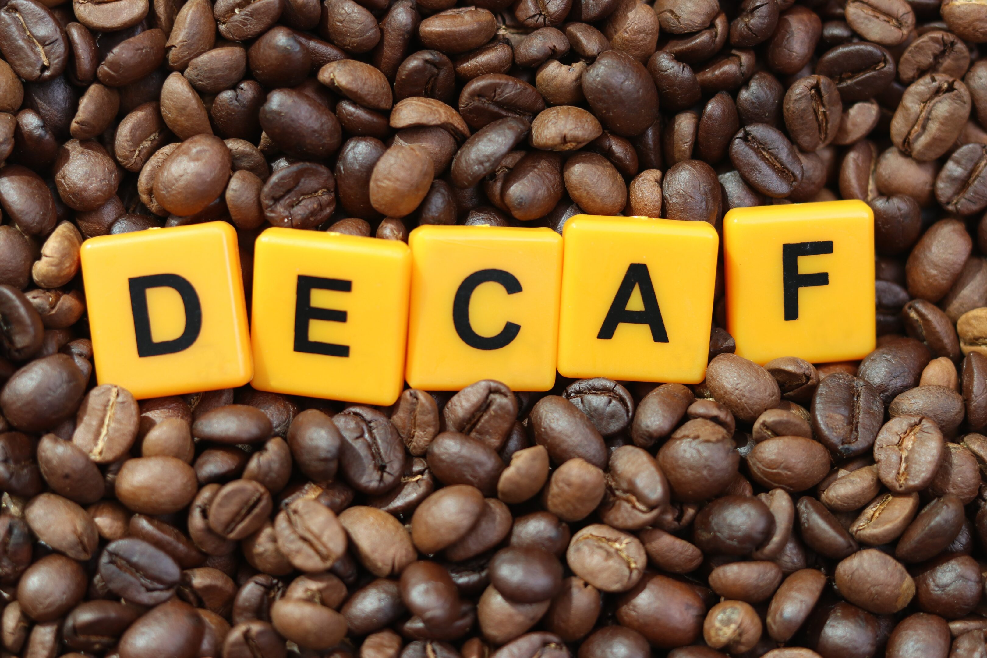Caffè decaffeinato, il fenomeno che sta conquistando gli italiani (e vale miliardi)