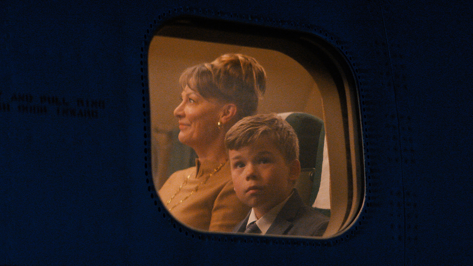 John Travolta torna dietro la macchina da presa: “Propeller One-Way Night Coach” racconta l’epoca d’oro dell’aviazione