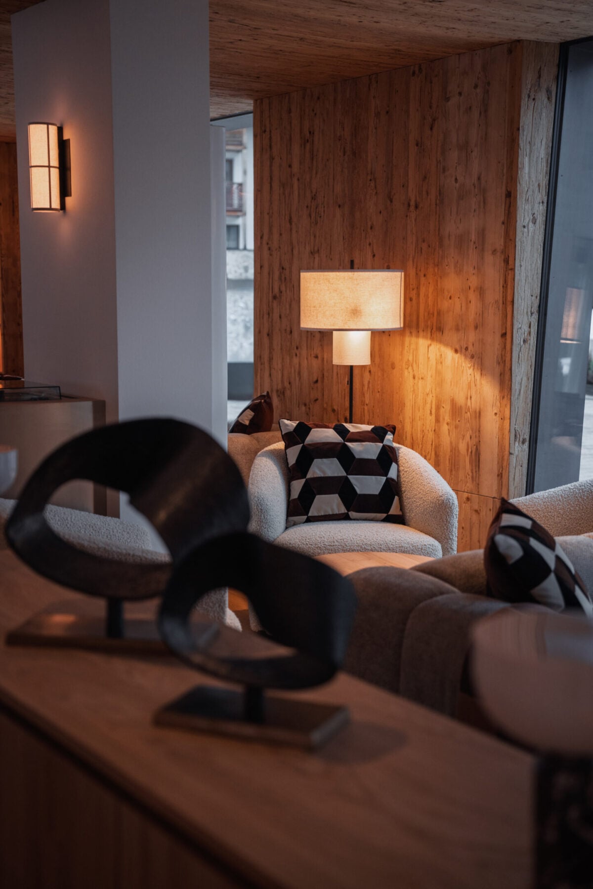 Cocktail ispirati alle frequenze sonore: il listening bar hi-fi alpino dove la musica si «beve»