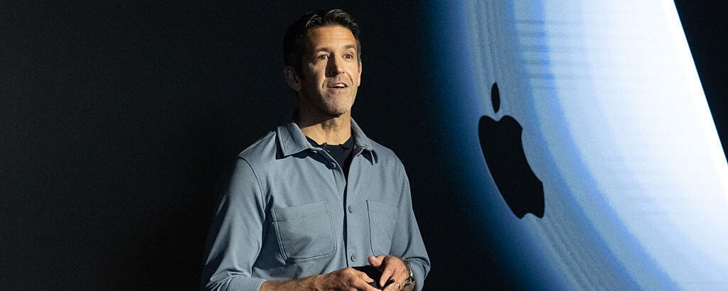 Chi è John Ternus, l’ingegnere che deve riportare l’anima di Steve Jobs in Apple (e sostituisce Tim Cook)