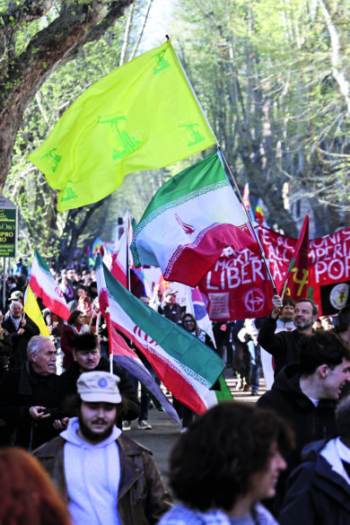 Quelli che tifano ayatollah: bandiere Hezbollah in piazza e la rete filo Iran tra Roma e Milano