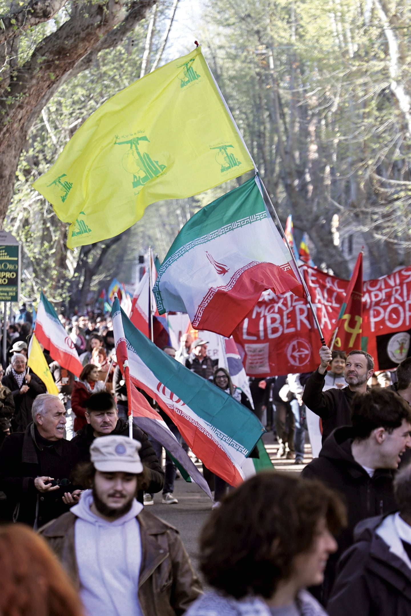 Quelli che tifano ayatollah: bandiere Hezbollah in piazza e la rete filo Iran tra Roma e Milano