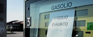 Guerra in Iran, fino a 700 euro in più a famiglia: benzina, bollette e voli nel caos