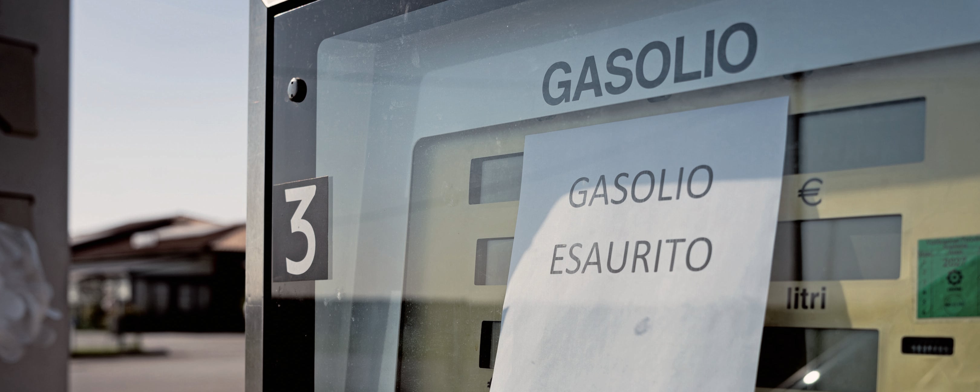 Guerra in Iran, fino a 700 euro in più a famiglia: benzina, bollette e voli nel caos