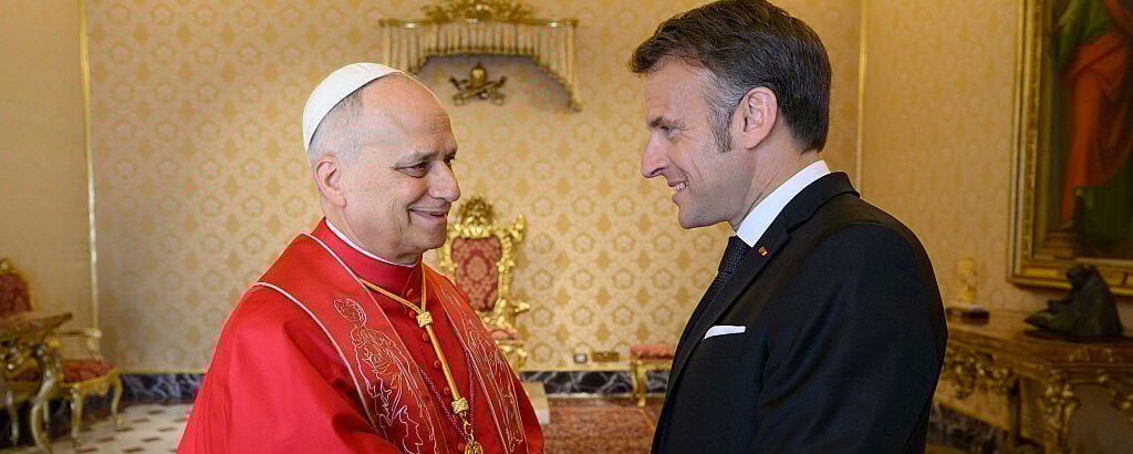 «Chi bombarda non è cristiano»: la sfida di Leone XIV che mette in crisi Macron, pacifista a suon di atomiche