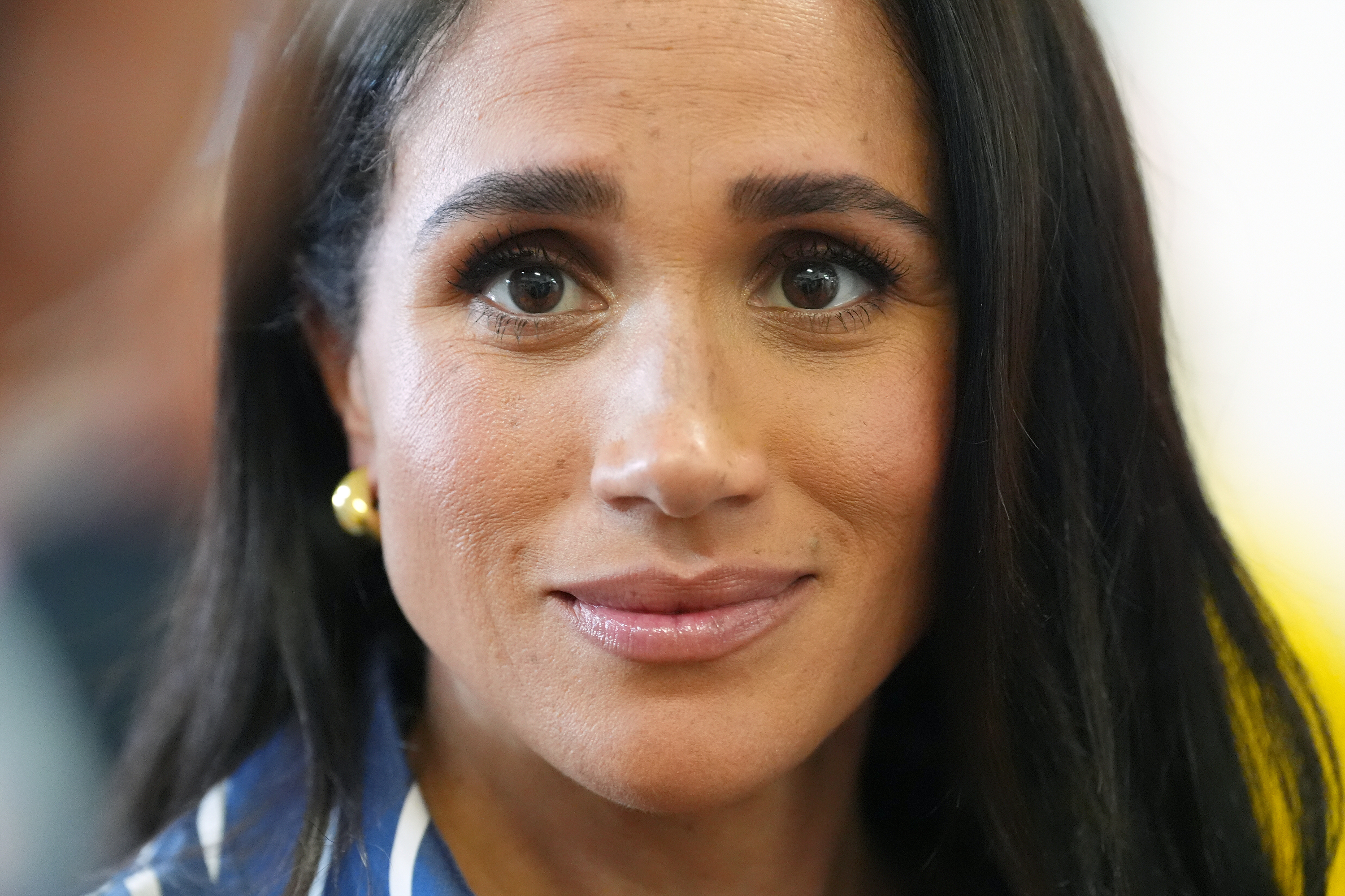 Sussex al verde? Meghan Markle vende incontri da 1.700 sterline e i suoi vestiti online