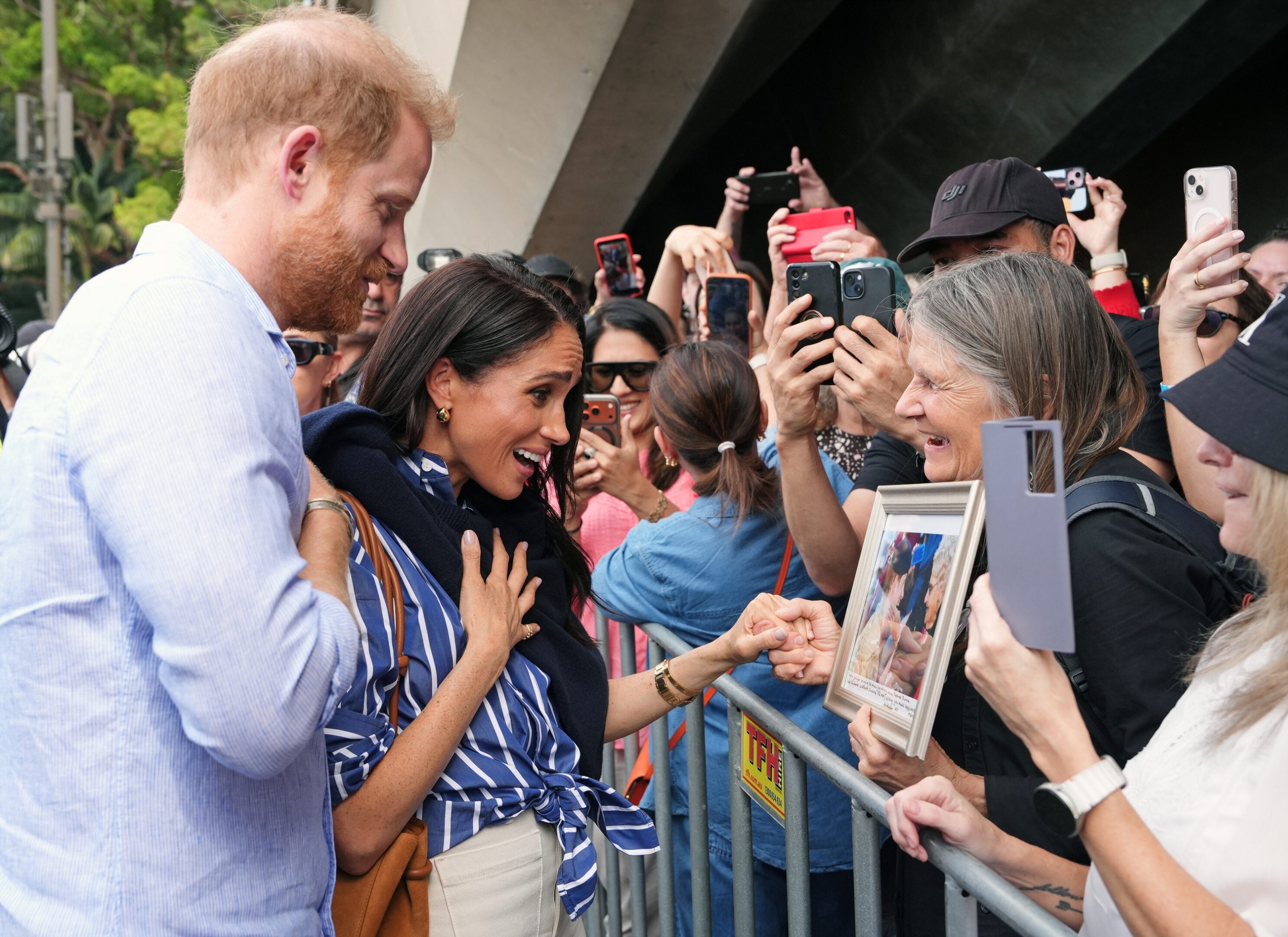 Harry e Meghan, il viaggio che irrita la Corona: dietro la visita in Australia riaffiora la frattura con Carlo