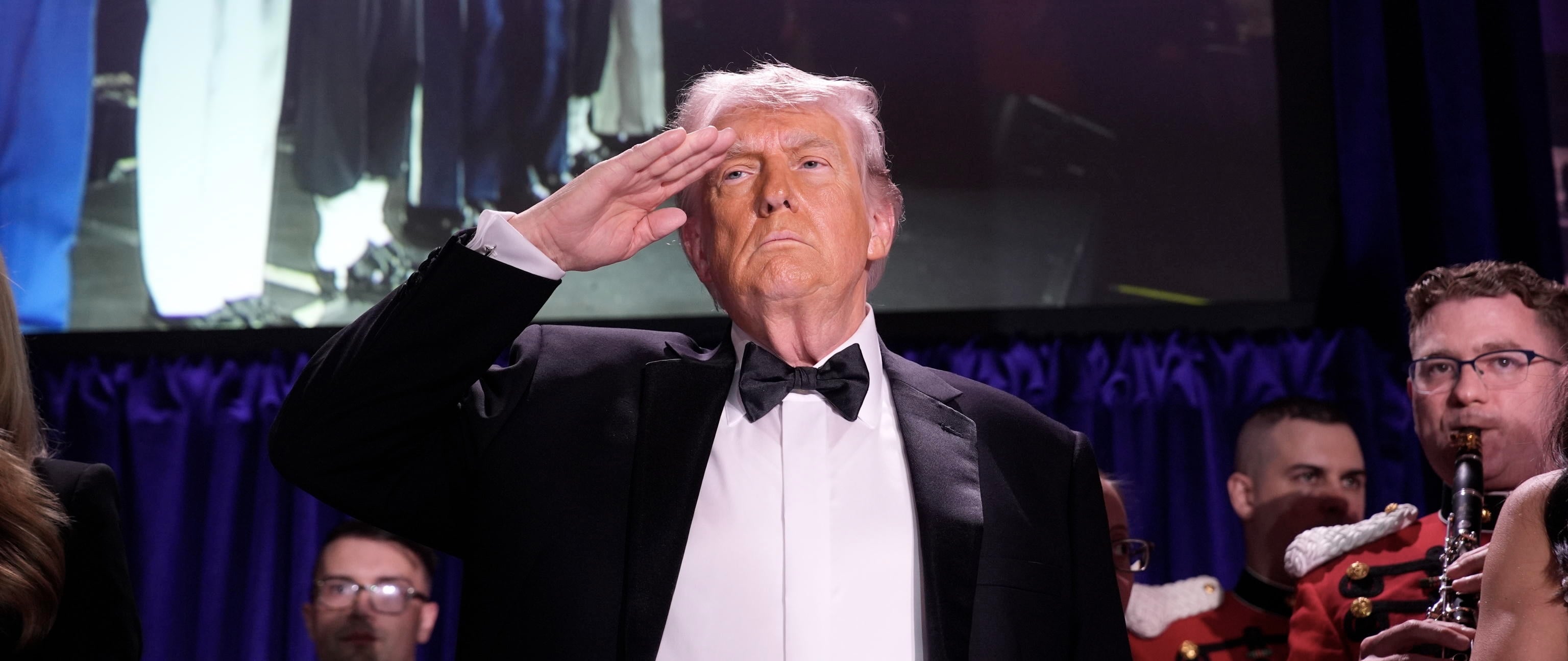 Attentato a Trump al gala dei media: spari e panico a Washington, arrestato l’aggressore. Ora si apre il nodo sicurezza