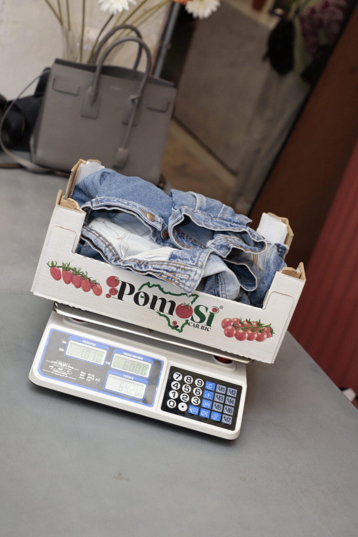 Unsane nobilita la vendita a peso partendo da Milano e Roma Unsane nobilita la vendita a peso partendo da Milano e Roma