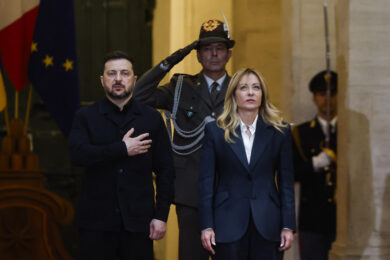 Zelensky in visita a Roma incontra Meloni e Mattarella, la premier: “Sempre al fianco di Kiev”