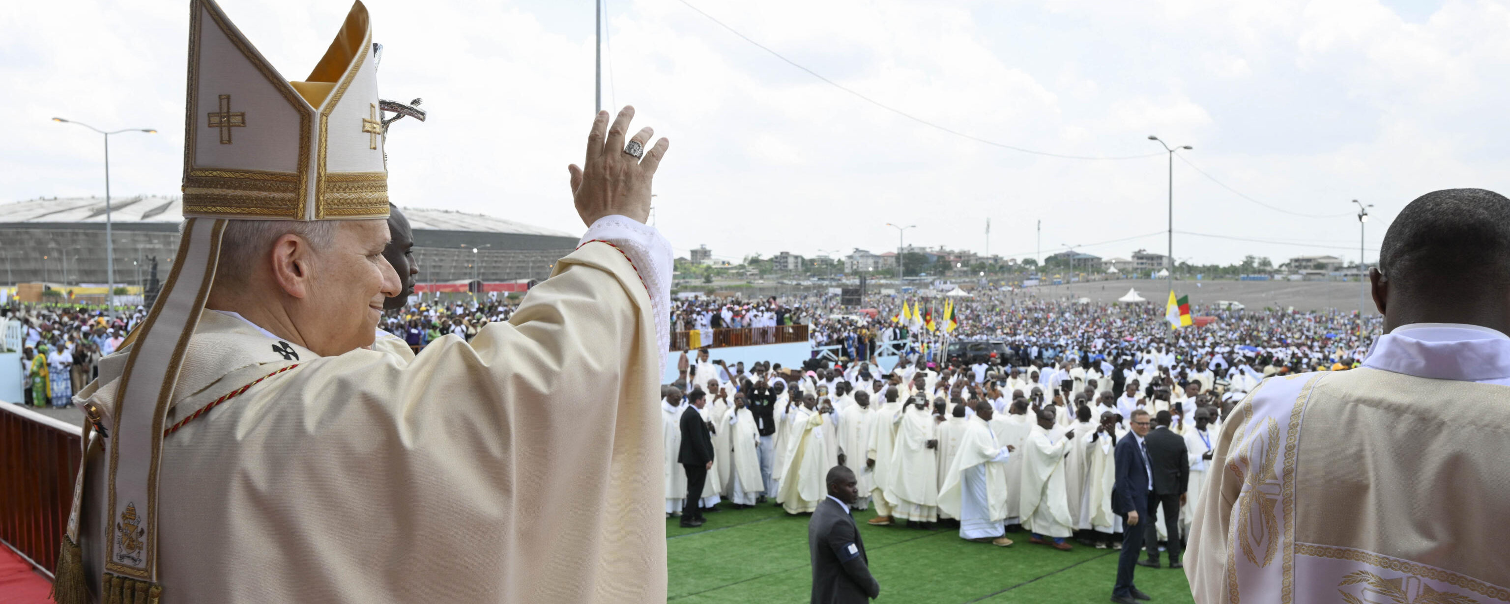 Leone XIV, dal Camerun, ammonisce Trump: «Guai a usare Dio per giustificare la guerra»