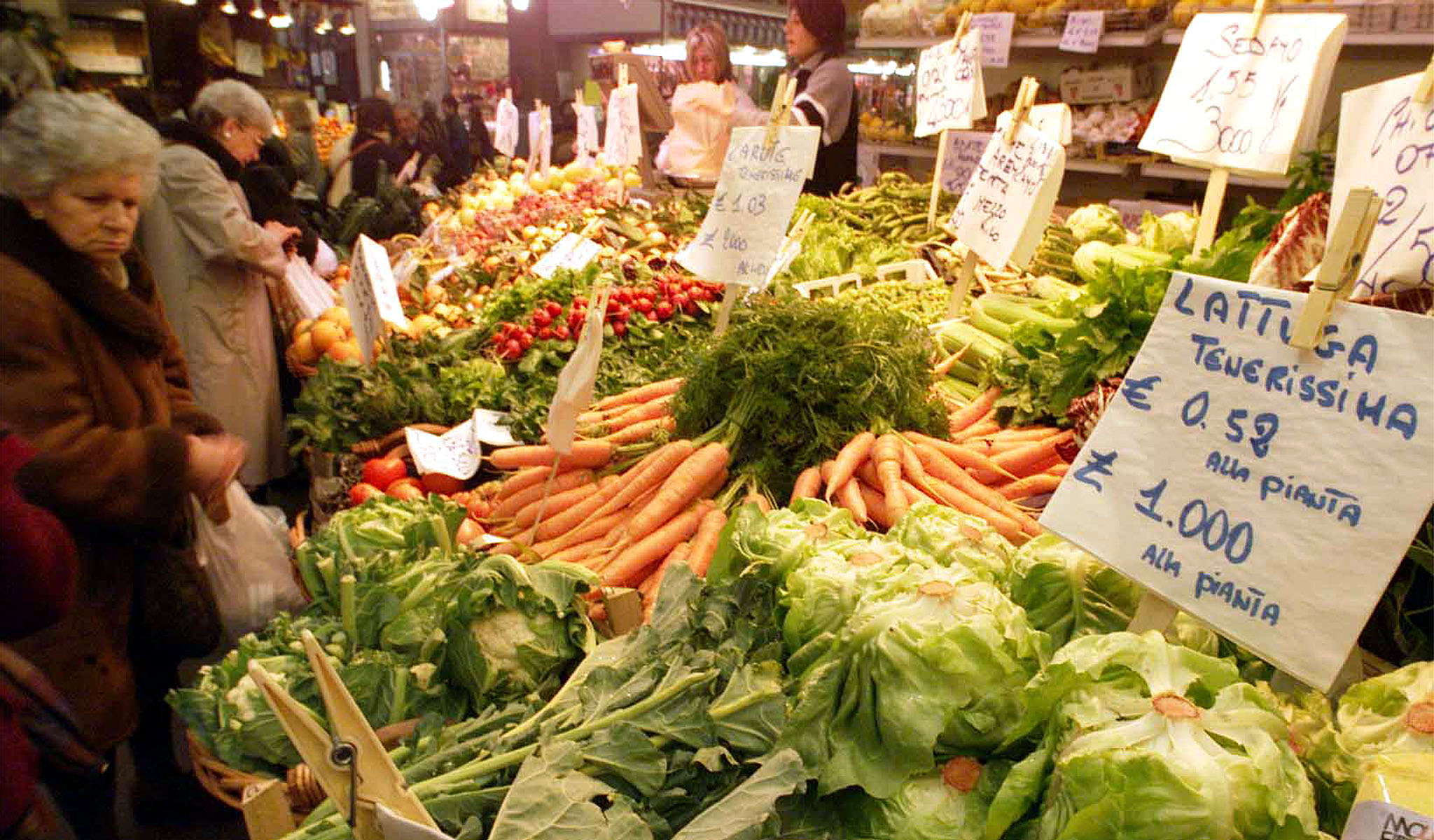 Caro carburante, boom del carrello della spesa. E arriva il rischio scaffali vuoti per acqua e bibite