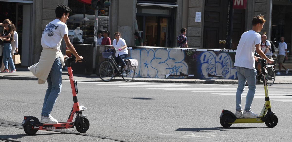 Monopattini, cambia tutto all’ultimo minuto: assicurazione rinviata al 16 luglio, targa obbligatoria da maggio