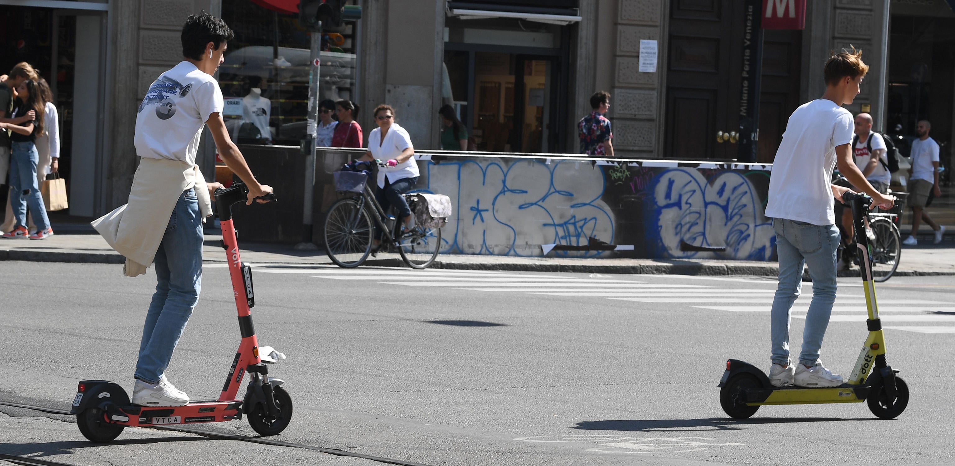 Monopattini, cambia tutto all’ultimo minuto: assicurazione rinviata al 16 luglio, targa obbligatoria da maggio