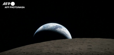 Artemis II, il tramonto della Terra dietro l’orizzonte lunare