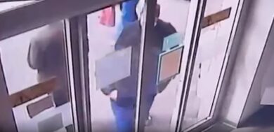 Rapina a Napoli, l’ingresso in filiale di tre banditi: così sono entrati in banca