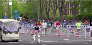 Robot e umani in gara alla mezza maratona di Pechino